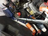 un tas d'objets divers à l'arrière d'une voiture