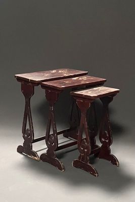 deux tables assises l'une à côté de l'autre