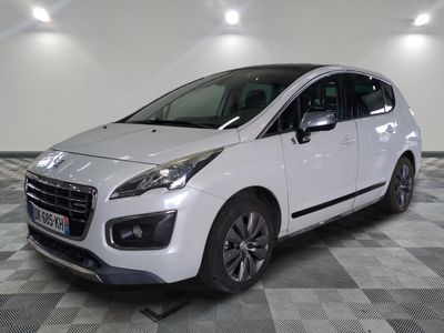 la petite voiture blanche est garée sur un carrelage à carreaux