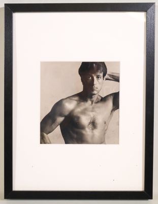 photographie en noir et blanc d'un homme torse nu tenant une batte de baseball