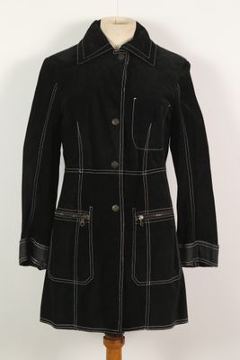 manteau en laine noire avec des coutures et des boutons blancs, présenté sur un mannequin sur pied