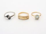 trois bagues en or ornées de pierres bleues et blanches