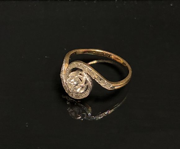 Bague tourbillon en or 18 carats 750 millièmes à décor d’un diama...