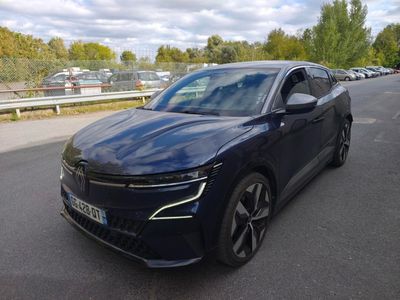 une voiture noire est garée sur le bord de la route