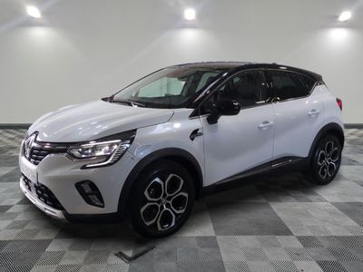 une voiture blanche garée dans une pièce au sol en damier