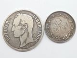 une vieille pièce d'argent sur laquelle figure le visage d'une femme, à côté d'une pièce d'argent plus petite
