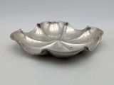 un plat ancien en argent orné d'un motif en forme de coquille Saint-Jacques