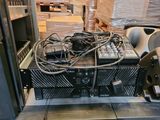 une photo montrant un tas d'appareils électroniques posés sur une table