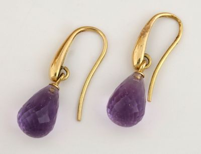 une paire de boucles d'oreilles en améthyste avec des crochets en or