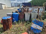beaucoup de déchets qui traînent dans l'herbe