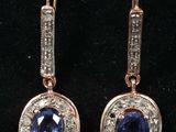 une paire de boucles d'oreilles en saphir bleu et diamants