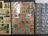 de nombreux timbres exposés sur une table