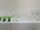 de nombreux verres à vin posés sur une table recouverte d'une nappe blanche