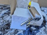 un stylo qui se trouve dans une boîte sur une table