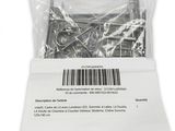 un paquet de vis dans un sachet en plastique sur fond blanc