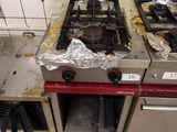 deux feux sur la cuisinière de la cuisine