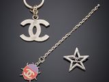 une collection de bijoux comprenant une étoile, un collier et une bague