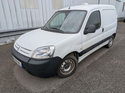 une camionnette blanche garée dans un parking