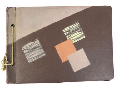 un vieux livre sur lequel figure l'image d'un motif géométrique