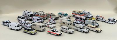 tout un tas d'ambulances miniatures posées sur la table