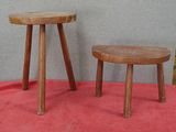 deux tabourets en bois posés sur une nappe rouge