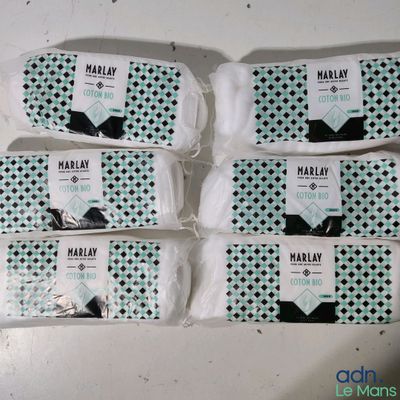 quatre sachets de savon Hally posés sur une table