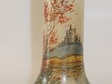 un vase en verre orné d'une image représentant un château
