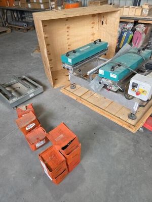 deux machines qui se trouvent dans une caisse en bois