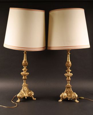 paire de lampes de table anciennes en laiton avec des abat-jours couleur crème