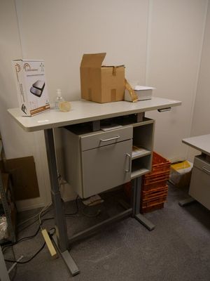 un bureau sur lequel se trouve une boîte, dans une pièce