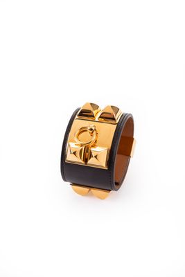 bracelet manchette en cuir noir et doré, avec un fermoir plaqué or