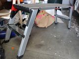 une image d'un établi dans un garage