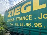 un camion sur le côté duquel est apposée une pancarte