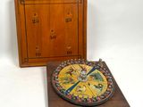 une boîte en bois sur laquelle est posée une horloge, à côté d'une boîte en bois sur laquelle est posée une horloge