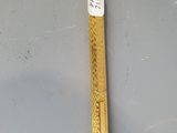 un stylo en or posé sur une table