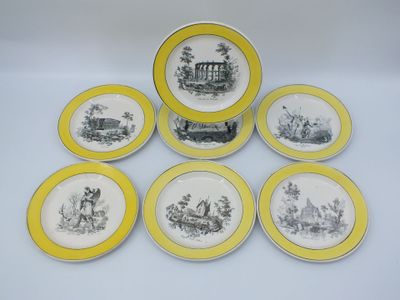six assiettes jaunes et blanches ornées d'images en noir et blanc