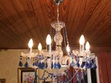 un lustre suspendu au plafond d'un salon