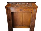 une vieille armoire en bois ornée de sculptures sur le dessus
