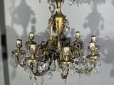 un lustre orné de nombreux cristaux suspendus