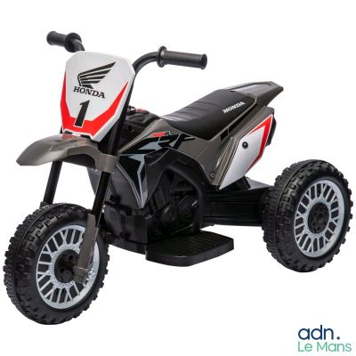 une moto miniature exposée sur un fond blanc