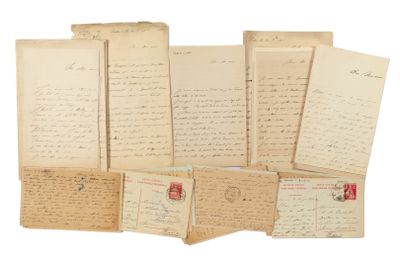 une pile de vieilles lettres et d'enveloppes empilées les unes sur les autres