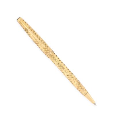 un gros plan d'un stylo posé sur une surface blanche