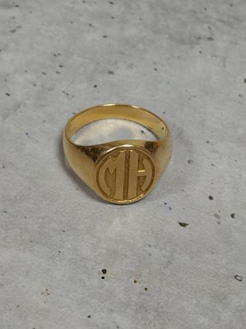 Chevalière en or 18 carats 750 millièmes.  Poids brut : 5,88gr