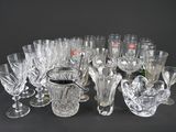 un grand nombre de verres à vin posés sur une table