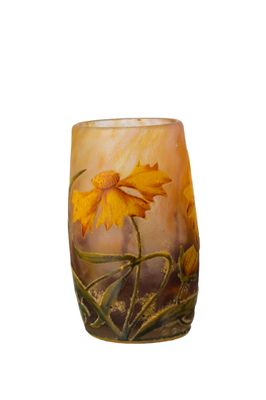 un vase orné d'une fleur jaune sur fond blanc