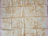 un gros plan sur une nappe à motifs floraux roses et jaunes