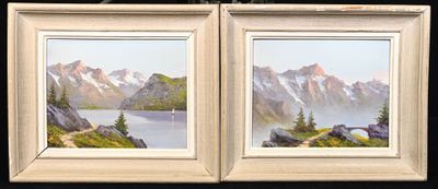 Deux tableaux représentant des montagnes et un lac sont accrochés au mur