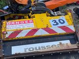 une petite machine qui se trouve sur le bord de la route