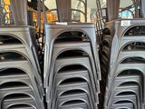 de nombreuses chaises empilées les unes sur les autres dans une pièce