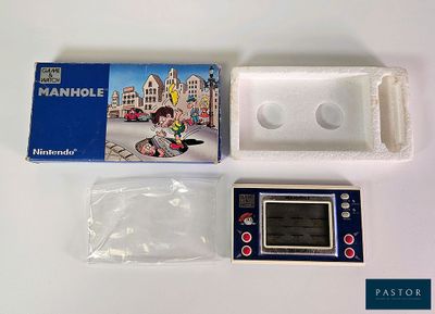 un petit appareil électronique posé sur une table à côté d'une boîte